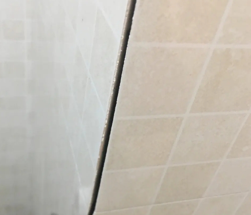 安仁瓷砖空鼓维修公司分享阳台瓷砖脱落的修复过程可以分为以下几个步骤