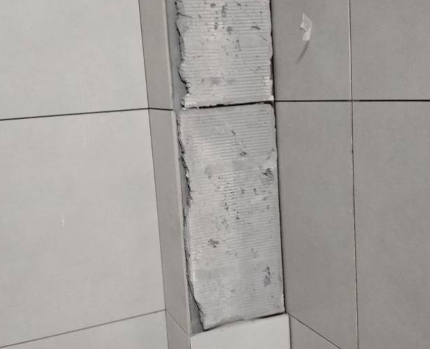 安仁瓷砖空鼓维修公司分享下瓷砖施工前基层浇水润湿程度不足，可能导致以下问题