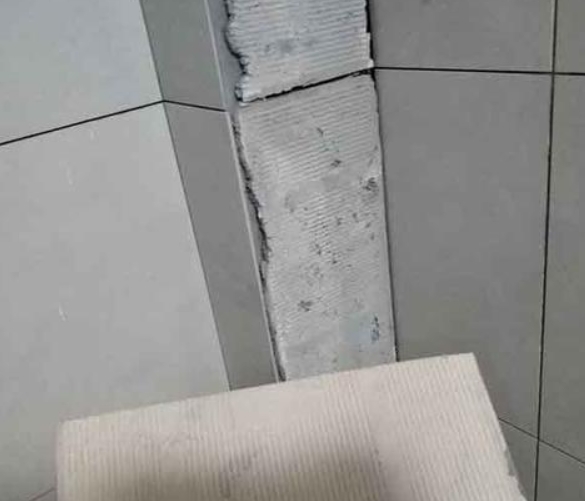 安仁瓷砖空鼓维修公司分享下厨房瓷砖脱落的补救措施。